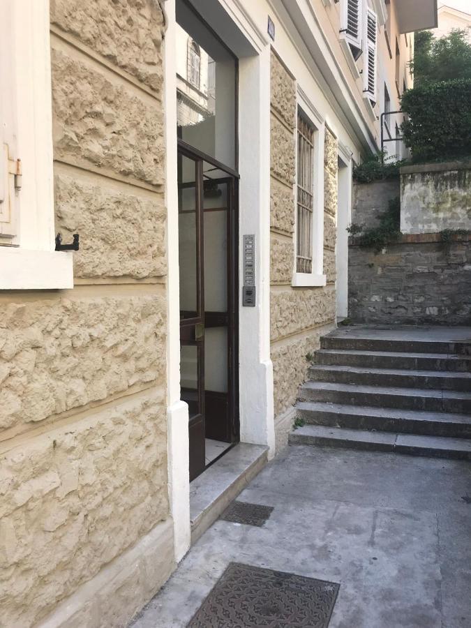 Alla Scalinata Del Teatro Rossetti Parcheggio Trieszt Kültér fotó