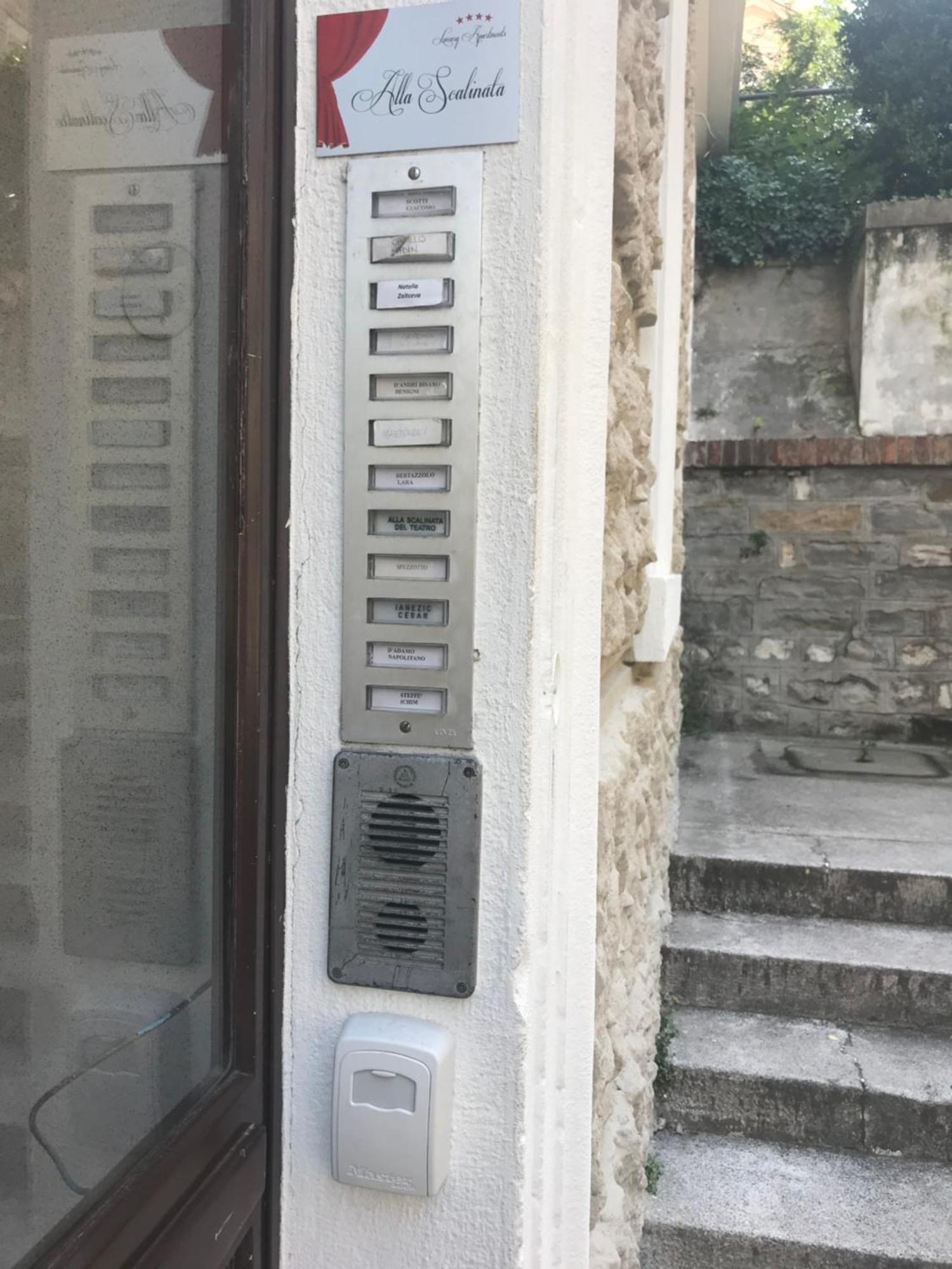 Alla Scalinata Del Teatro Rossetti Parcheggio Trieszt Kültér fotó