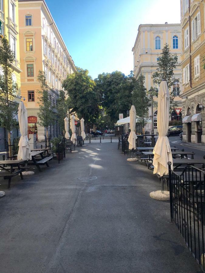 Alla Scalinata Del Teatro Rossetti Parcheggio Trieszt Kültér fotó